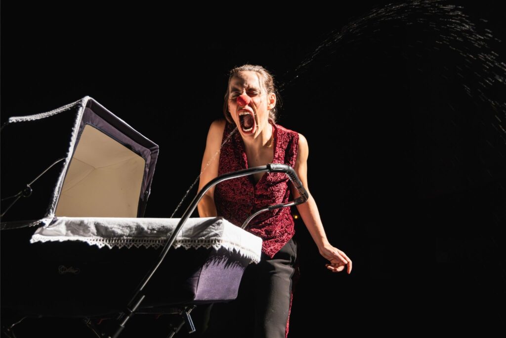 la fillaharmonica cia claricia espectacle pallassa clown familiar espectacles pallassos gènere feminista música clàssica violí directora d'orquestra
