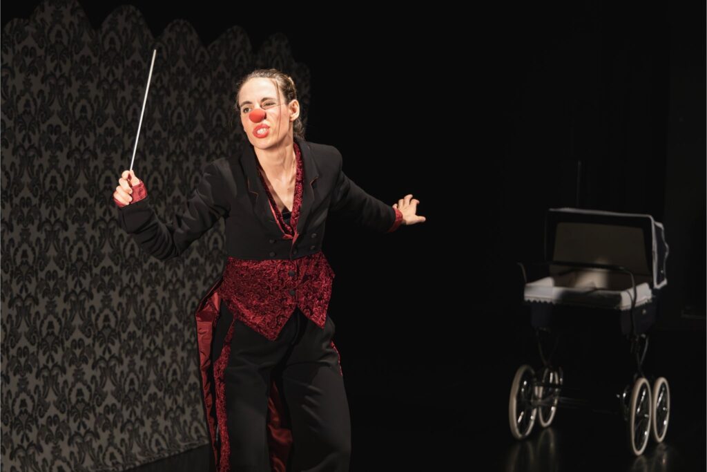 la fillaharmonica cia claricia espectacle pallassa clown familiar espectacles pallassos gènere feminista música clàssica violí directora d'orquestra
