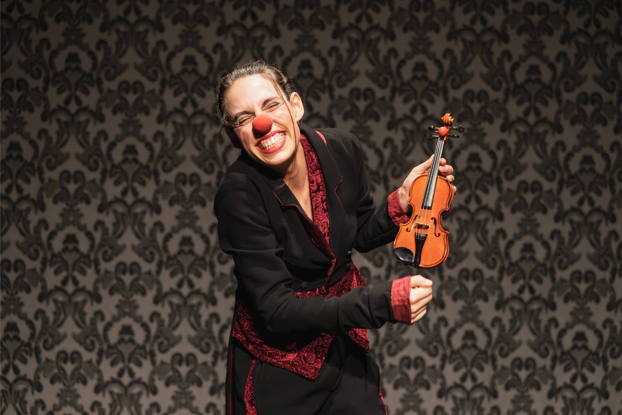 la fillaharmonica cia claricia espectacle pallassa clown familiar espectacles pallassos gènere feminista música clàssica violí directora d'orquestra