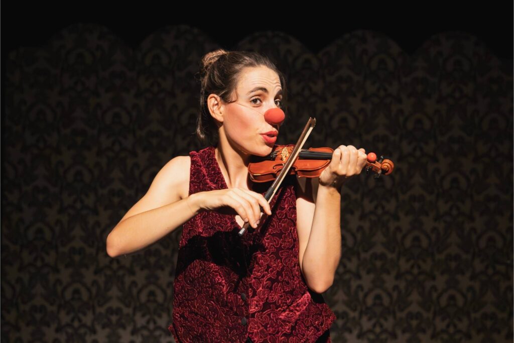 la fillaharmonica cia claricia espectacle pallassa clown familiar espectacles pallassos gènere feminista música clàssica violí directora d'orquestra