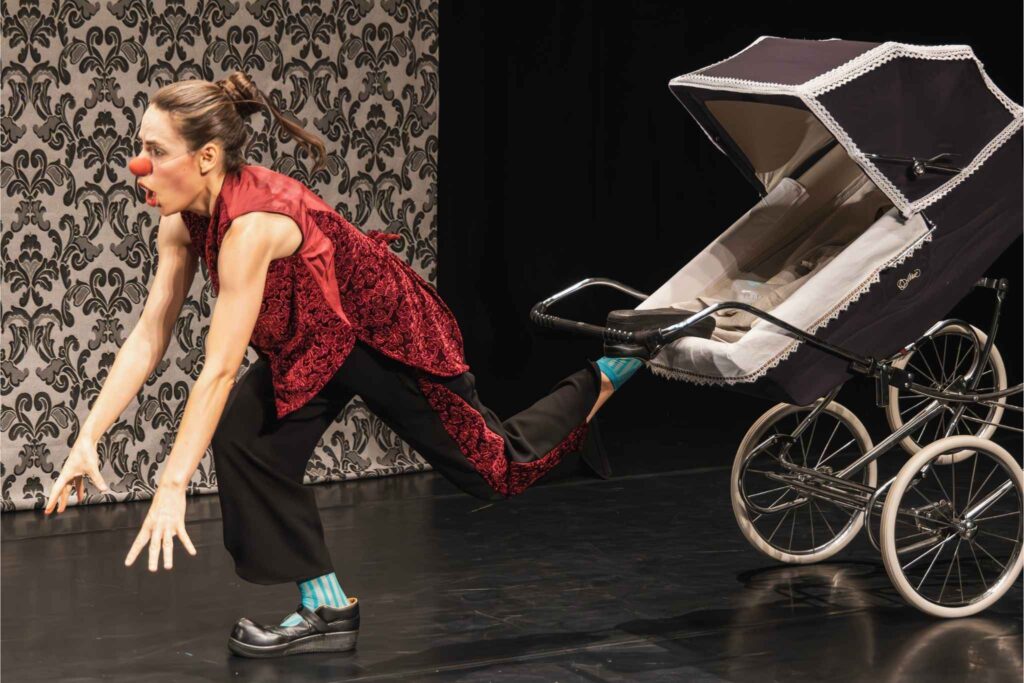 la fillaharmonica cia claricia espectacle pallassa clown familiar espectacles pallassos gènere feminista música clàssica violí directora d'orquestra