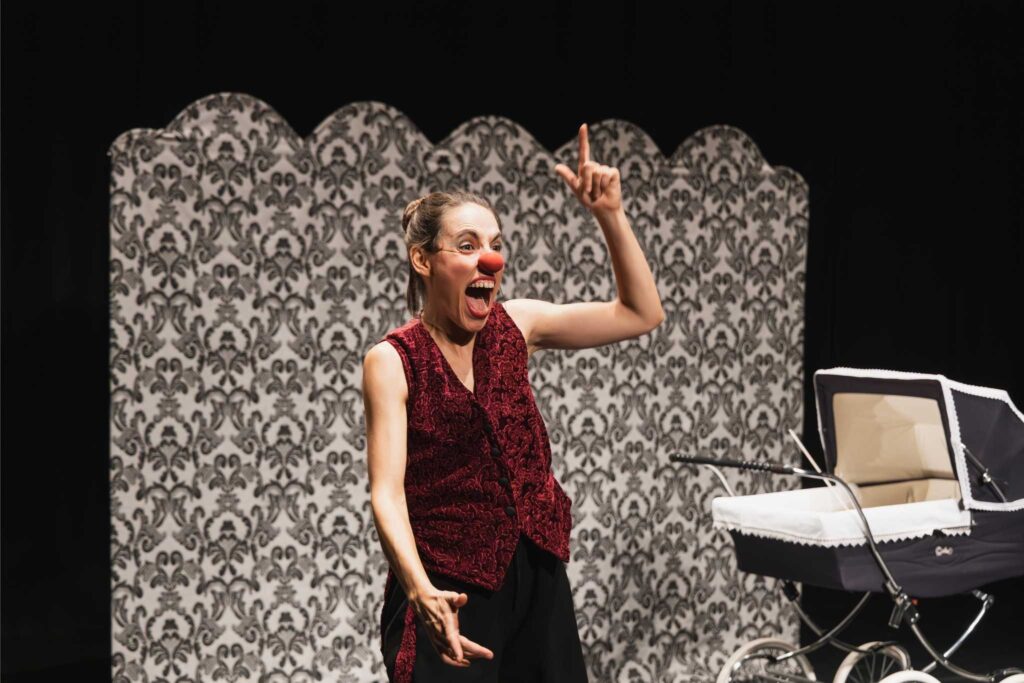 la fillaharmonica cia claricia espectacle clown pallassa femininsta pallassos familiar perspectiva de gènere música clàssica