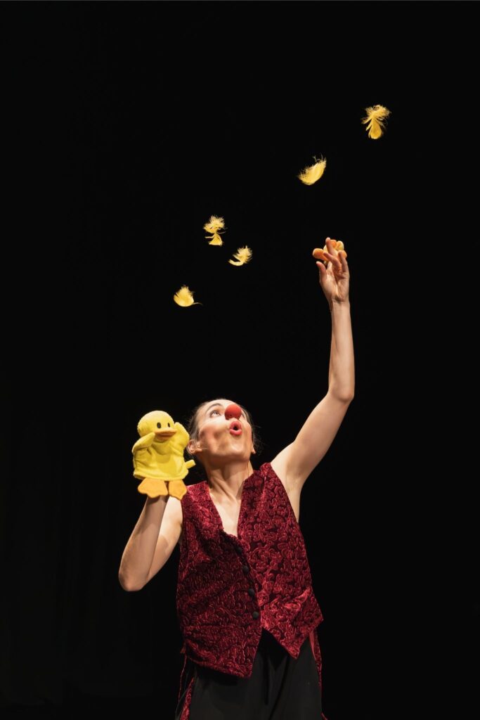 la fillaharmonica cia claricia espectacle pallassa clown familiar espectacles pallassos gènere feminista música clàssica violí directora d'orquestra