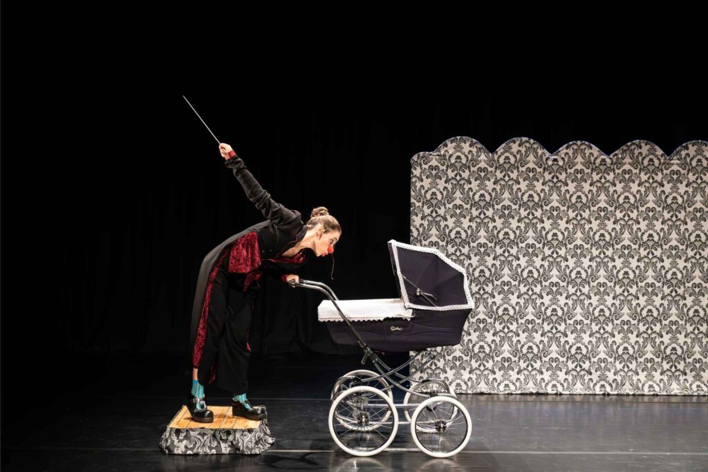 la fillaharmonica cia claricia espectacle pallassa clown familiar espectacles pallassos gènere feminista música clàssica violí directora d'orquestra